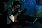 mann-der-bitcoin-kauft-und-verkauft-der-am-telefon-spricht.jpg?b=1&s=170x170&k=20&c=-LX4xXuJStL91Z80HWZh_IG9NIedq6iLvZyonpBHf6s=