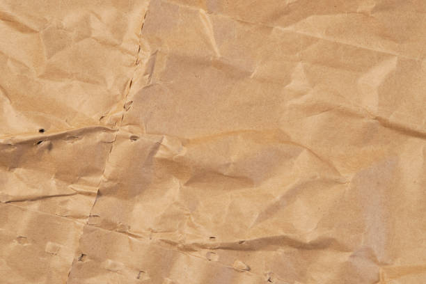 переработанная упаковка мятой бумажной текстуры. мятая измельченная гранж коричневая упаковка - paper craft brown wrinkled стоковые фото и изображения