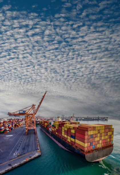widok z lotu ptaka statków towarowych w międzynarodowym porcie. - coal crane transportation cargo container zdjęcia i obrazy z banku zdjęć