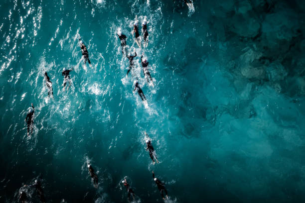 nadadores de triatlón no identificados durante la competición - triathlon fotografías e imágenes de stock