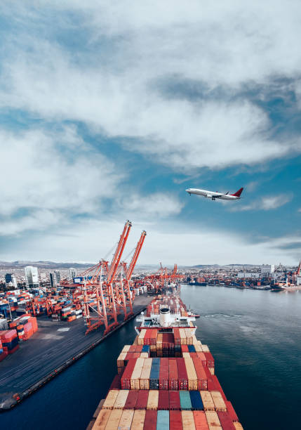 avião voando sobre navio de carga. - alfândega edifício de transportes - fotografias e filmes do acervo