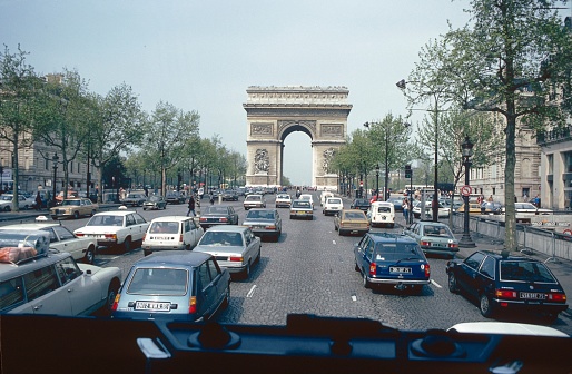 Paris, Il de France, France, 1982. The Avenue des Champs-Élysées with the Arc de Triomphe. Furthermore: pedestrians, road traffic and buildings.