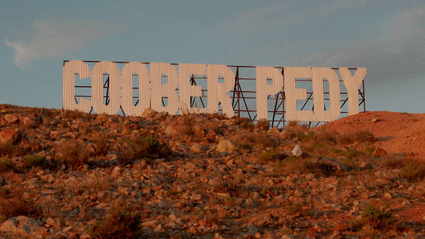 쿠버 페디라는 단어가있는 큰 표지판의 일몰 샷 - town australia desert remote 뉴스 사진 이미지