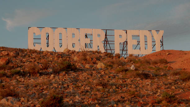 zdjęcie zachodu słońca dużego znaku ze słowami coober pedy - town australia desert remote zdjęcia i obrazy z banku zdjęć