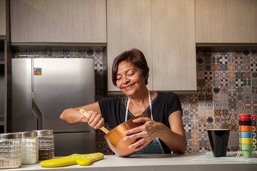 https://media.istockphoto.com/id/1393459541/photo/brazilian-woman-cooking.jpg?b=1&s=170667a&w=0&k=20&c=-kFNDDRmrEMEoN0oAwaZw4QslsLYUUePeCBSMtlwG1U=
