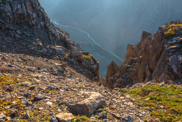 Awesome mountain view from cliff at very high altitude. Scenic landscape with beautiful sharp rocks near precipice and couloirs in sunlight. Beautiful mountain scenery on abyss edge with sharp stones. impresionante vista a la montaña desde el acantilado a muy gran altitud. paisaje escénico con hermosas rocas afiladas cerca del precipicio y couloirs a la luz del sol. hermoso paisaje de montaña en el borde del abismo con piedras afiladas.
