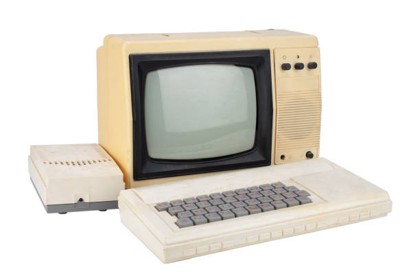 vecchio computer a 8 bit con monitor dal televisore - morse key foto e immagini stock