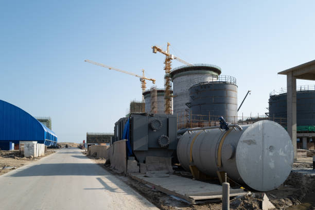 建設中の化学プラントに設置する円形貯蔵タンク - wastewater water sewage treatment plant garbage ストックフォトと画像