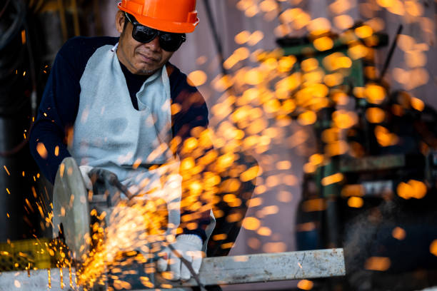 Industrial worker using electric grinder cutting metal tube, Electric grinder cutting metal with bright sparks, Metal grinder cut iron pipe cutting metalwork manufacturing and construction maintenance service. trabajador industrial que utiliza una amoladora eléctrica que corta el tubo de metal, amoladora eléctrica que corta metal con chispas brillantes, amoladora de metal corta la tubería de hierro que corta la fabricación de metal y el servicio de mantenimi