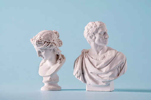 Dos bustos griegos blancos de estilo romano o antiguo photo