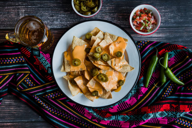 nachos mexicanos com queijo americano e jalapeños no méxico américa latina - chili pepper guacamole food beer - fotografias e filmes do acervo