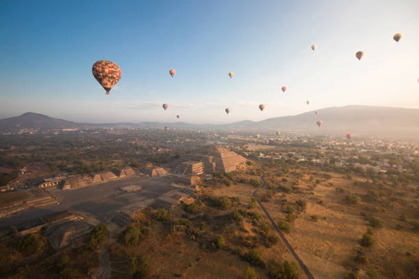 panoramaaufnahme der pyramiden von teotihuacan von einem himmelsballon in mexiko - teotihuacan stock-fotos und bilder