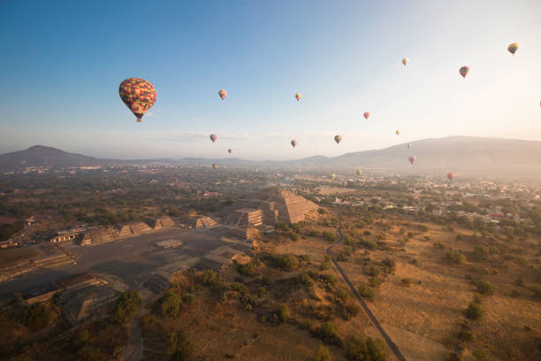 panoramiczne ujęcie piramid teotihuacan z balonu na niebie w meksyku - teotihuacan zdjęcia i obrazy z banku zdjęć