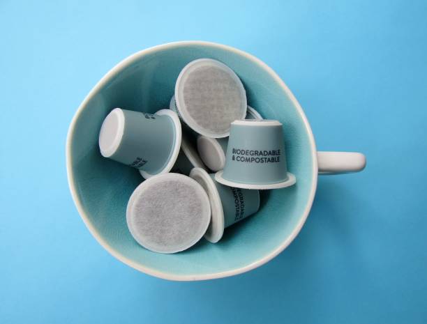 capsule di caffè compostabili e biodegradabili, eco friendly in tazza di ceramica. - capsule caffè foto e immagini stock