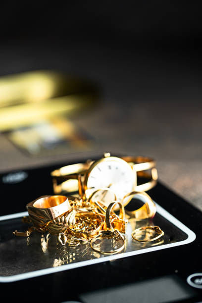 anéis de joias de ouro, corrente, braclets, relógio, brincos no balanço de joias. nós compramos conceito de ouro - gold jewelry scrap metal buying - fotografias e filmes do acervo