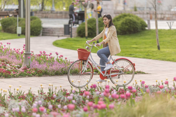 rouler avec le sourire - bicycle ornamental garden flower formal garden photos et images de collection
