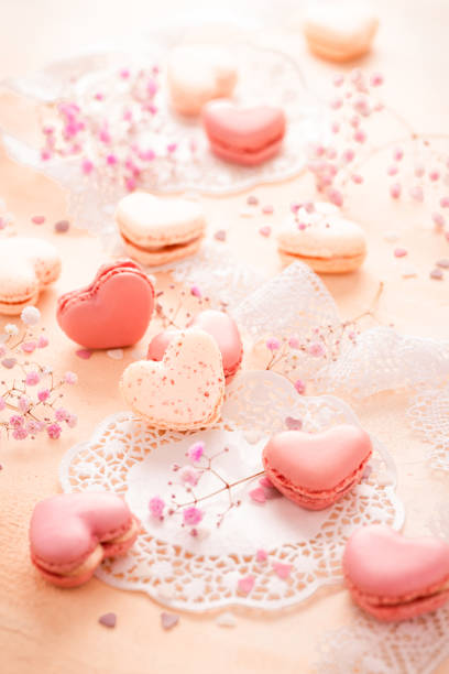feliz dia das mães - macarons doces em forma de coração com flores em tom rosa - rose mothers day flower pink - fotografias e filmes do acervo