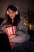frau-die-zu-hause-einen-gruseligen-film-sieht-und-popcorn-isst.jpg?b=1&s=170x170&k=20&c=OcbBdB2WKdkuht301p3aZ8k7QxrSjCd509ah1l8-lOk=