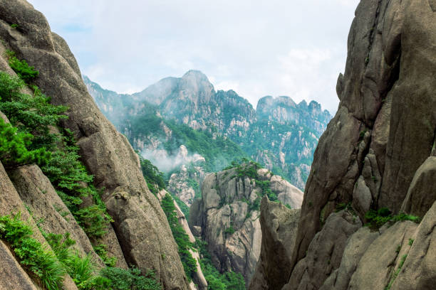 montanha huangshan panorâmica - huangshan mountains - fotografias e filmes do acervo