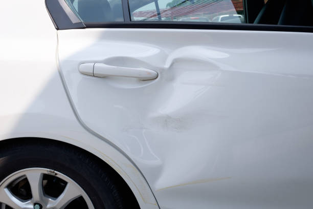 la carrosserie et la porte arrière de la voiture blanche sont endommagées par accident. - dented photos et images de collection
