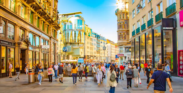 karntner straße in der wiener altstadt, österreich - wien stadt stock-fotos und bilder