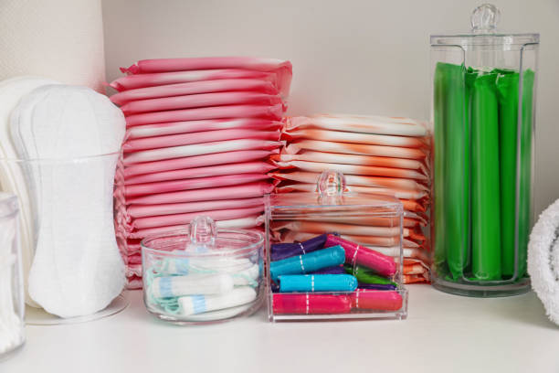 хранение различных средств женской гигиены в шкафу - sanitary napkin стоковые фото и изображения
