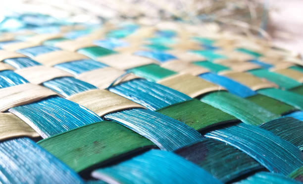 новозеландское льняное плетение тр�адиционной ручной работы для изготовления сумок и контейнеров. - сотканный стоковые фото и изображения