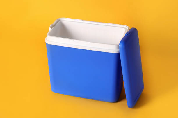 abra la caja fría de plástico azul sobre fondo naranja - cooler fotografías e imágenes de stock