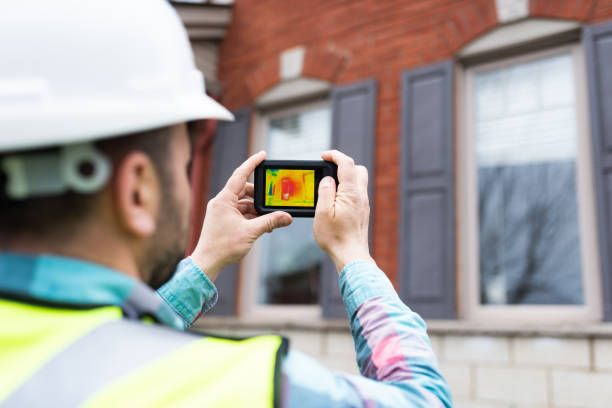 engineer using thermal camera - quality control examining house residential structure imagens e fotografias de stock