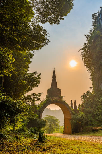 タイ、スラートターニーのカオナナイルアンダルマ公園の寺院の門 - southern thailand ストックフォトと画像