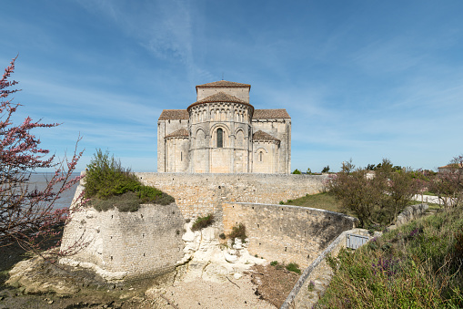 The Sainte-Radegonde church, classified as a historical monument, was built in the 12th century on the cliff overlooking the Gironde estuary