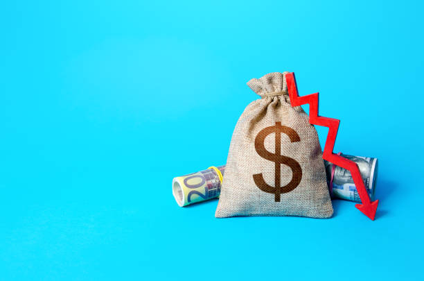 Dollar money bag and arrow down. Falling economy. Drop in profits. Decrease in interest rate deposit rate. Inflation. Low real incomes, economic difficulties. Unprofitability, recession and depression bolsa de dinero en dólares y flecha hacia abajo. caída de la economía. caída de beneficios. disminución de la tasa de interés de los depósitos. inflación. bajos ingresos reales, dificultades económicas. falta de rentabilidad, recesión y depresió