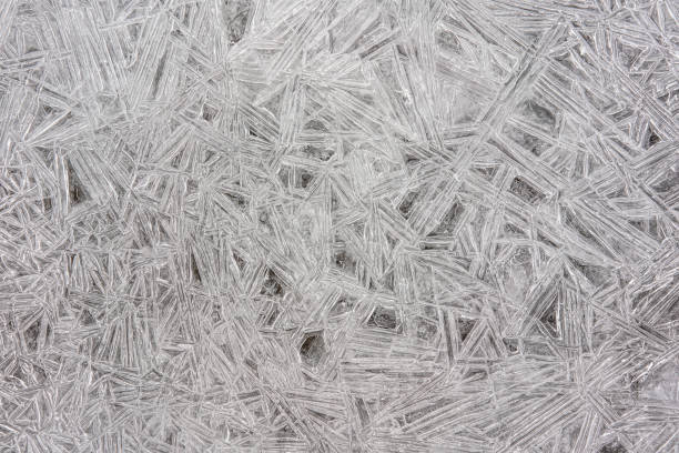 結晶のような構造を形成する凍った川の氷、上からのクローズアップマクロの詳細 - 抽象的な冬の背景 - icicle ice textured arctic ストックフォトと画像