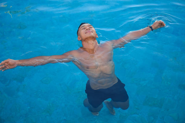 homem indonésio nadando na piscina - floating on water swimming pool men water - fotografias e filmes do acervo