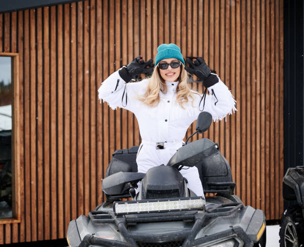 portrait d’une belle femme posant sur un vtt tout-terrain à quatre roues. - fourwheeler photos et images de collection