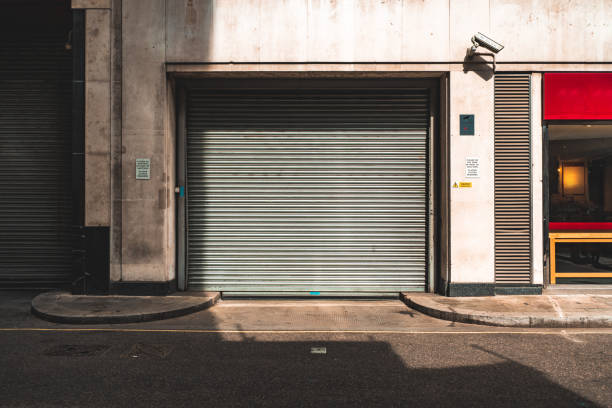 porta del garage del magazzino - building exterior store closed photography foto e immagini stock
