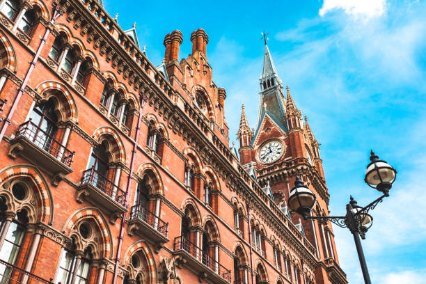 tradicional arquitectura inglesa - estación de tren de st pancras fotografías e imágenes de stock