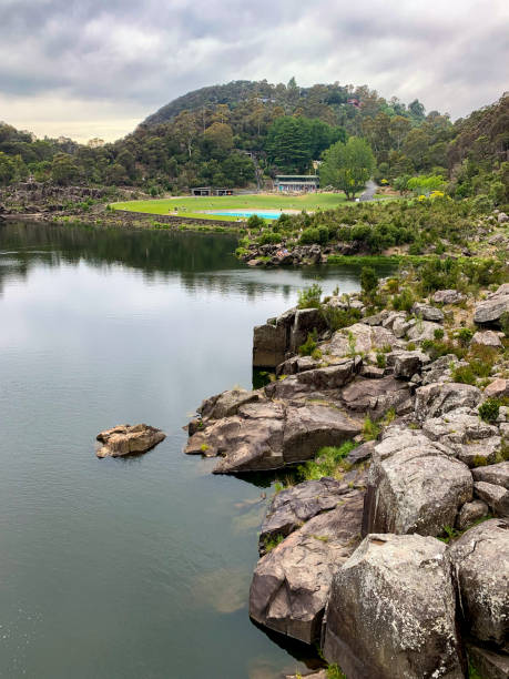 river esk bei cataract gorge in launceston, tasmanien, australien - esk river stock-fotos und bilder