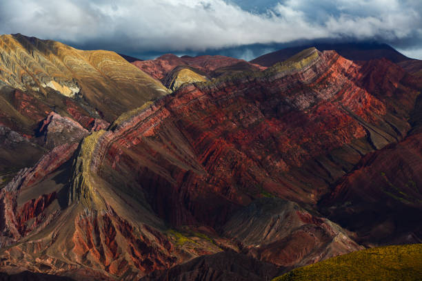драматические формы рельефа серро-де-лос-14 колорес - argentina landscape multi colored mountain стоковые фото и изображения