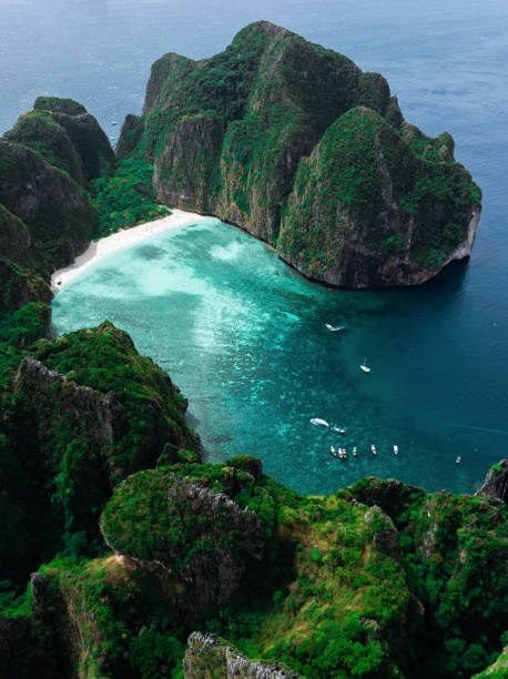 vista aerea della baia maya. maya bay è il gioiello della corona delle isole phi phi nel sud della thailandia. si trova nel parco nazionale hat noppharat thara - mu ko phi phi in thailandia. - travel luxury aerial view beach foto e immagini stock