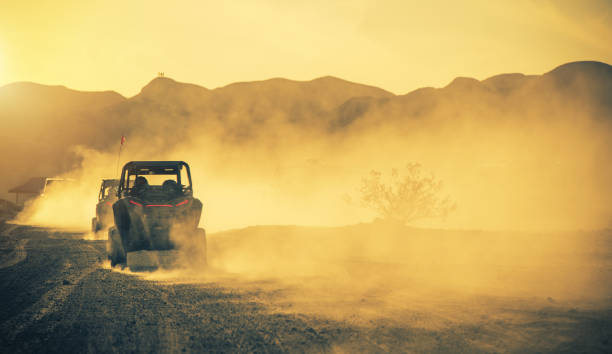 vehículos recreativos rov off highway lado a lado en una carretera del desierto - off road vehicle fotos fotografías e imágenes de stock