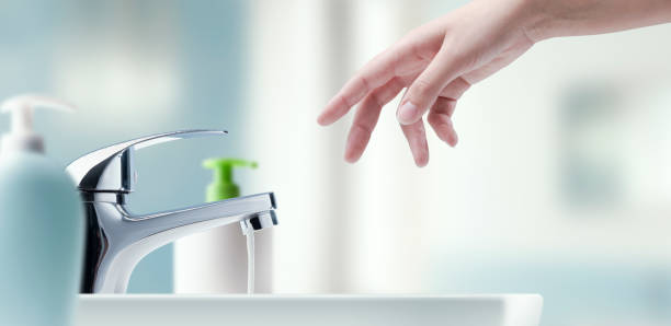 Mujer lavándose las manos en el baño - foto de stock