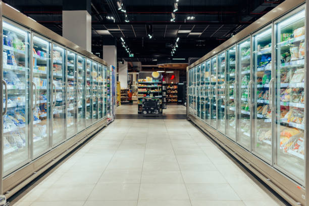 empty supermarket aisle with refrigerators - supermarket imagens e fotografias de stock