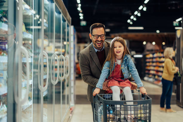 pai e filha em um supermercado - carrinho de criança - fotografias e filmes do acervo