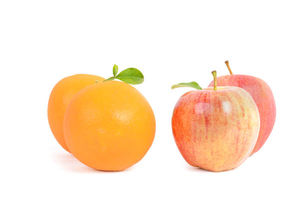 manzanas a naranjas dos - comparison apple orange isolated fotografías e imágenes de stock