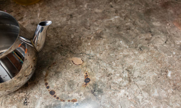 le comptoir de cuisine en stratifié a été endommagé à cause de la théière chaude. - formica photos et images de collection