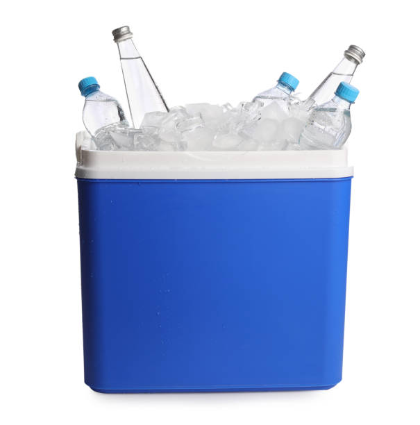 caja fría de plástico azul con cubitos de hielo y botellas de agua sobre fondo blanco - cooler fotografías e imágenes de stock