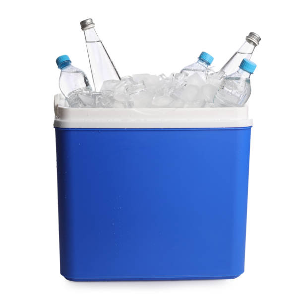 scatola fredda di plastica blu con cubetti di ghiaccio e bottiglie d'acqua su sfondo bianco - cooler foto e immagini stock