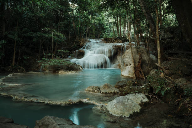 wasserfall im erawan nationalpark, thailand - erawan beauty in nature waterfall clean stock-fotos und bilder