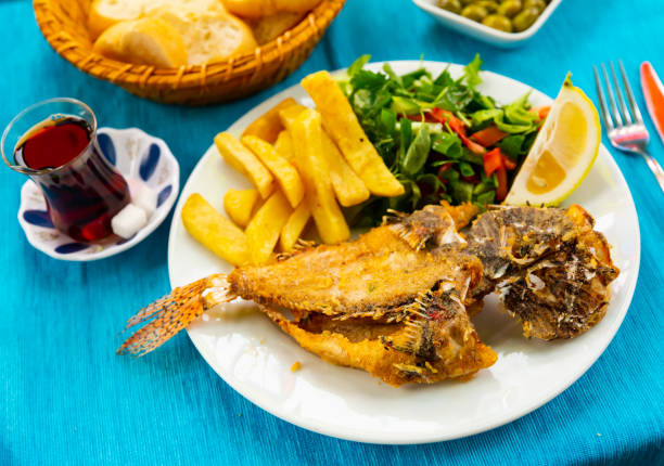 peixe-leão frito servido em prato branco com enfeite vegetal - lionfish - fotografias e filmes do acervo